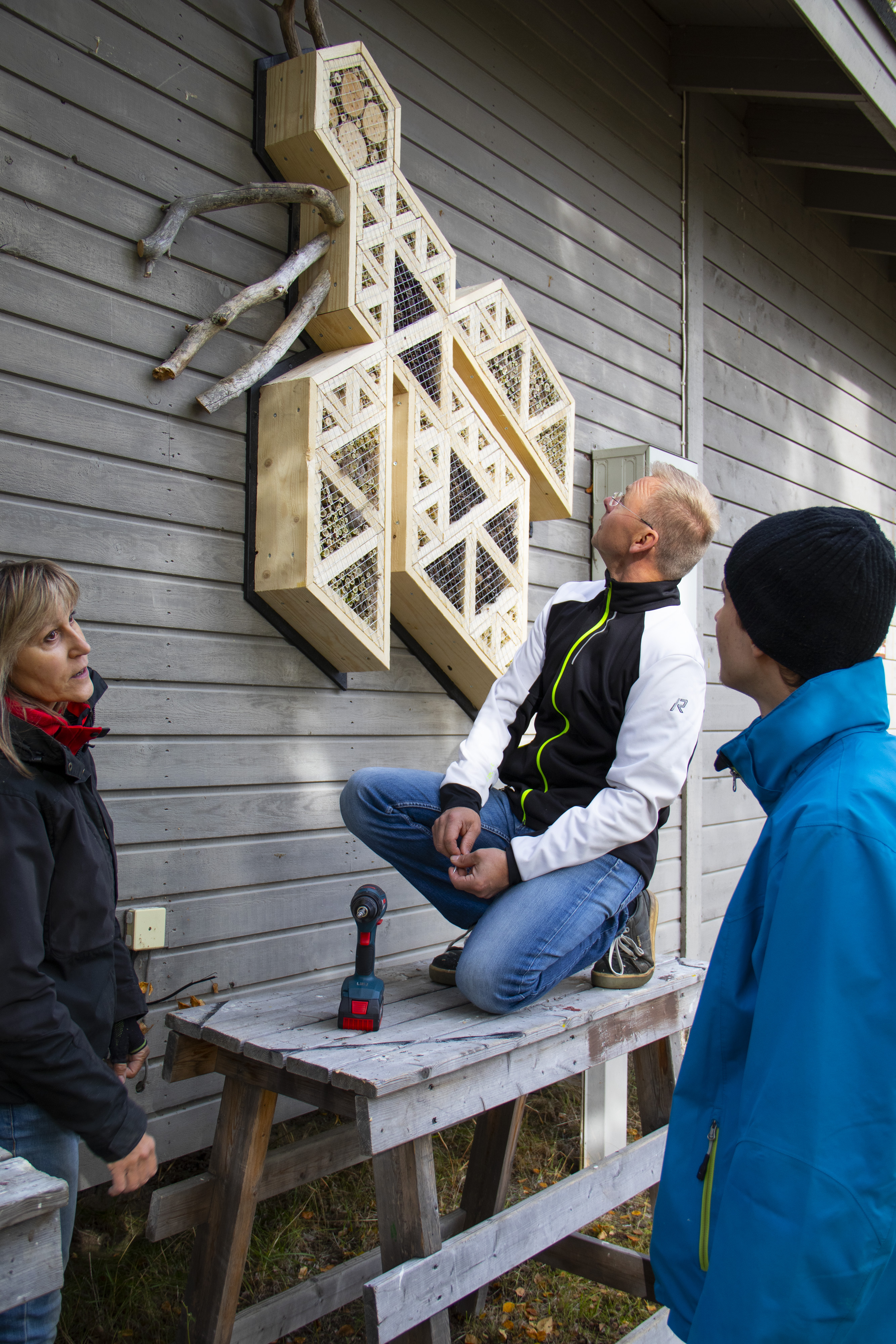 Yhteisötaiteilija Riitta-Johanna Laitinen, Oulun kaupungin Raksapajan ohjaaja Kari Laurila ja pajalainen Atte Jurvelin 