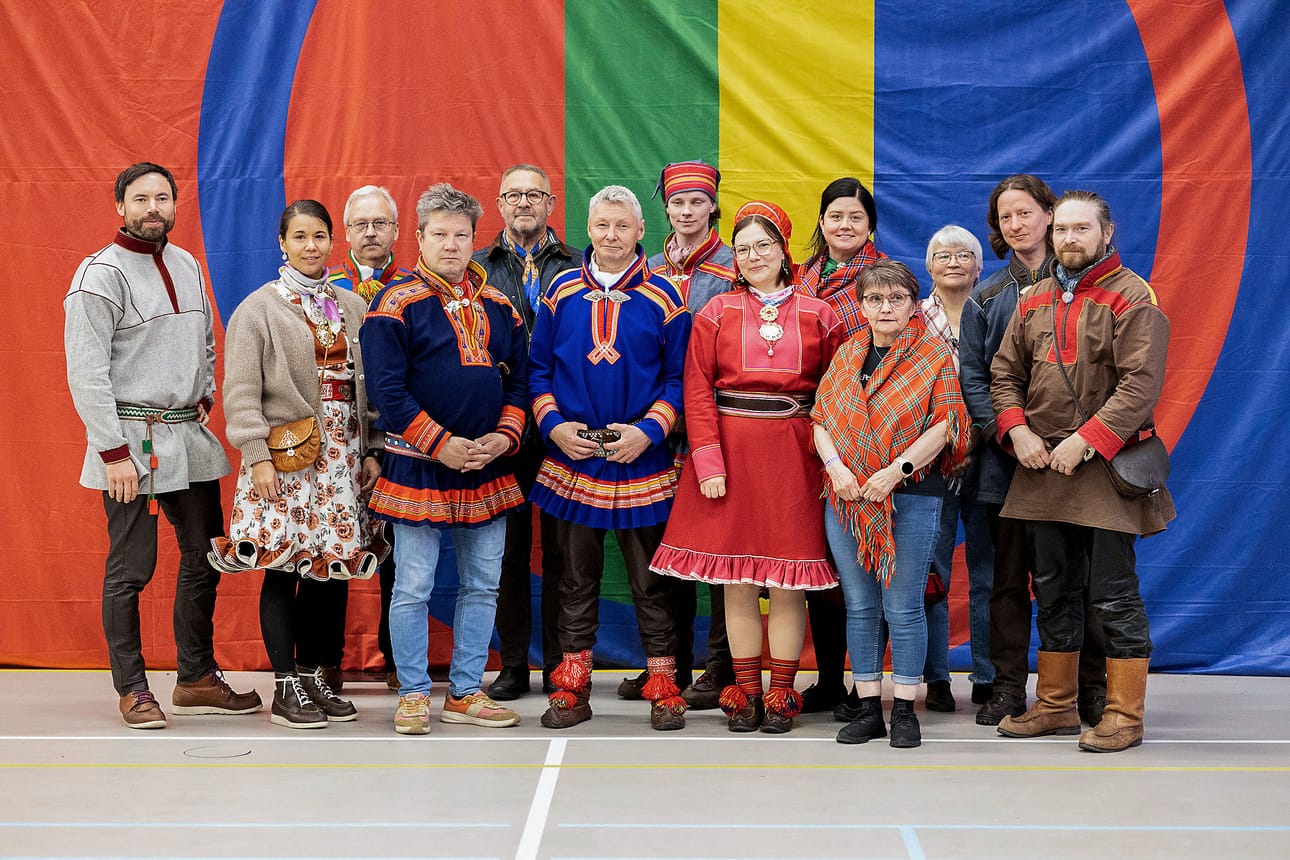 Saamelaisneuvostoon valittiin 13 jäsentä Saamelaiskonferenssissa Utsjoella. Saamelaisneuvoston presidentti Per-Olof Nutti kuvassa keskellä eturivissä.