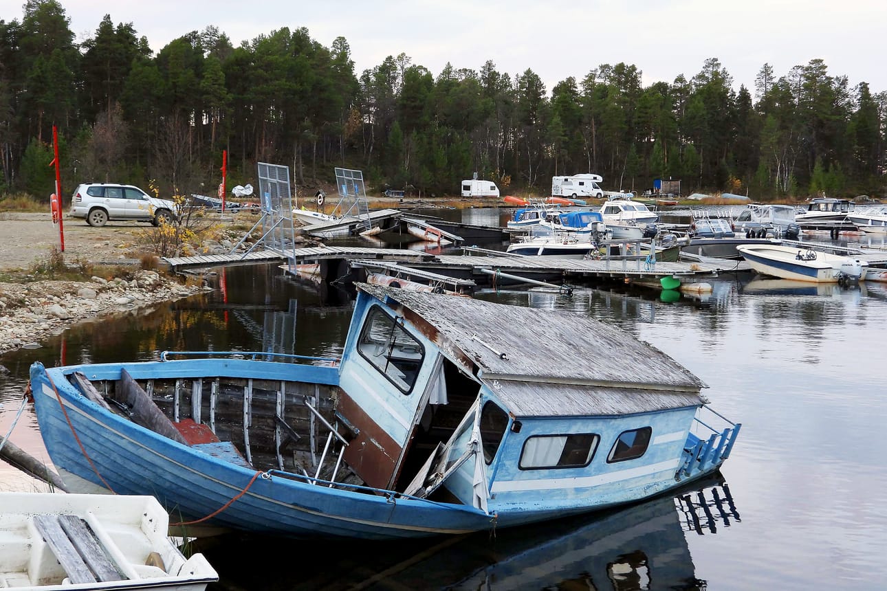 Osa satamaan jätetyistä veneistä ja varusteista on odottanut muutosta jo pitkään. Nyt kunta kehottaa siivoamaan alueen lokakuun loppuun mennessä.