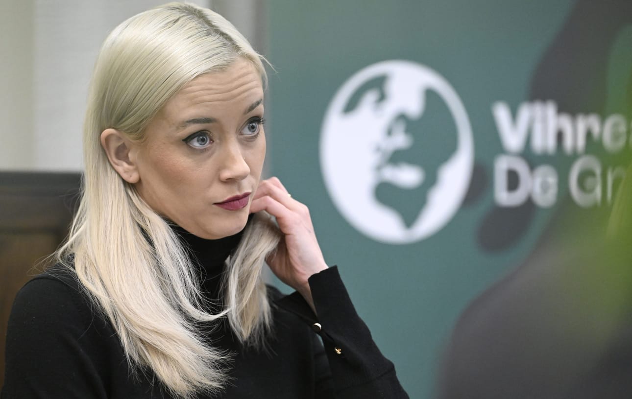 Vihreiden puheenjohtaja Sofia Virran mukaan monet leikkaukset ovat osuneet samoihin kotitalouksiin.