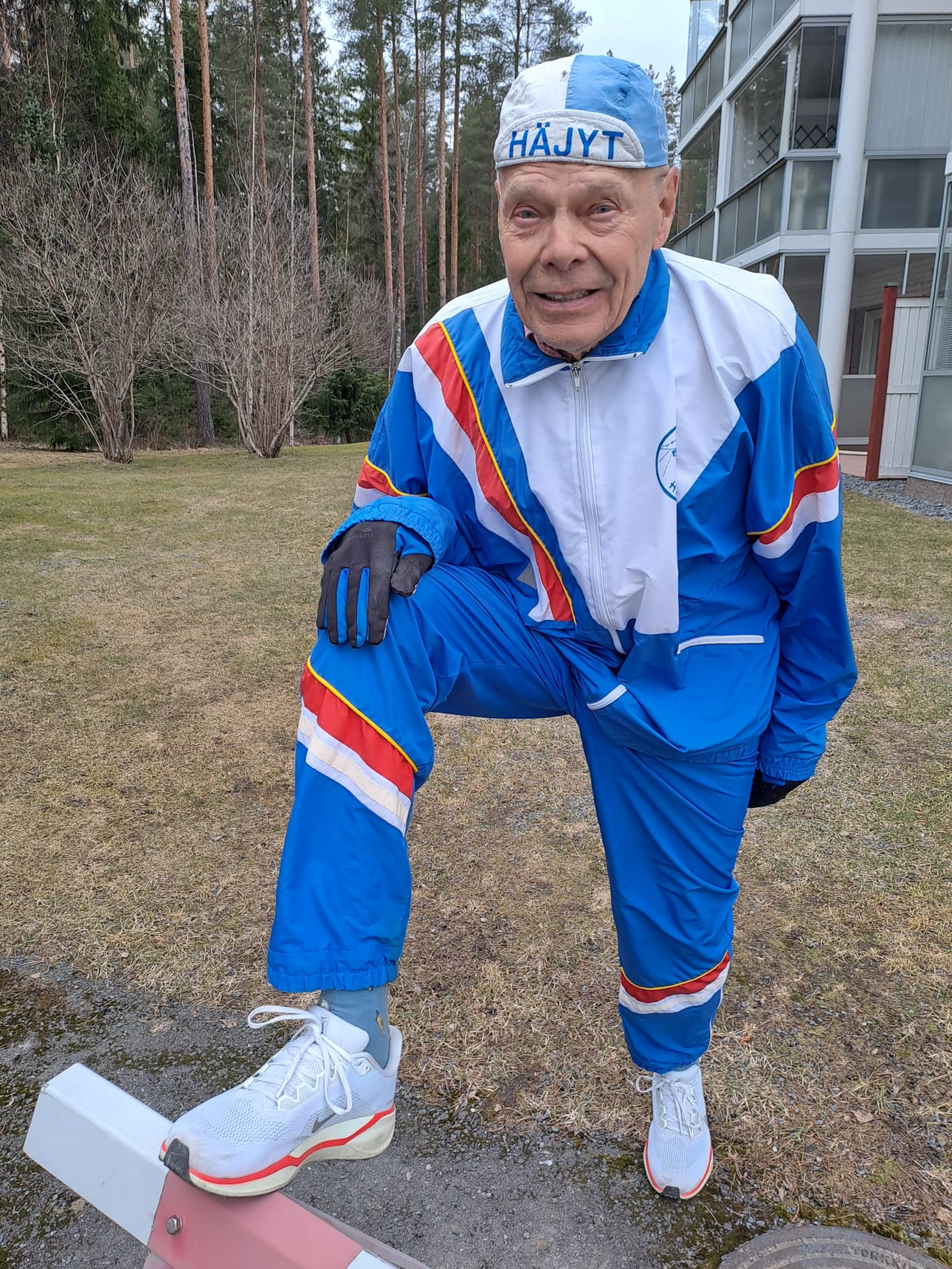 Mauri Volaman mukaan hyvä alkuverryttely ja -venyttely ovat A ja O ennen lenkille lähtöä. Kohta maailmaa juosten kiertänyt mies verryttelee Färsaarilla.