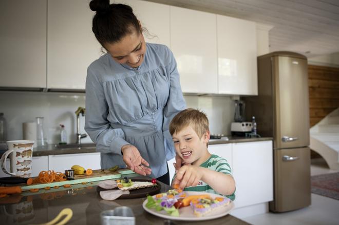 Jos lapsi ei syö, vika voi olla tarjoilussa – Hauskan näköinen välipala saa lapsen maistelemaan outojakin makuja