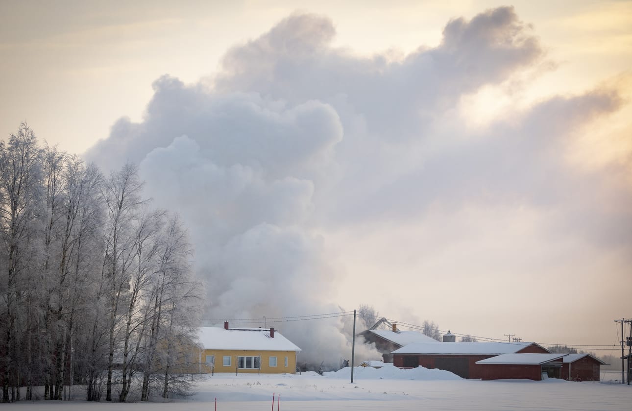 Tyrnävän navettapalosta aiheutui runsaasti savua.