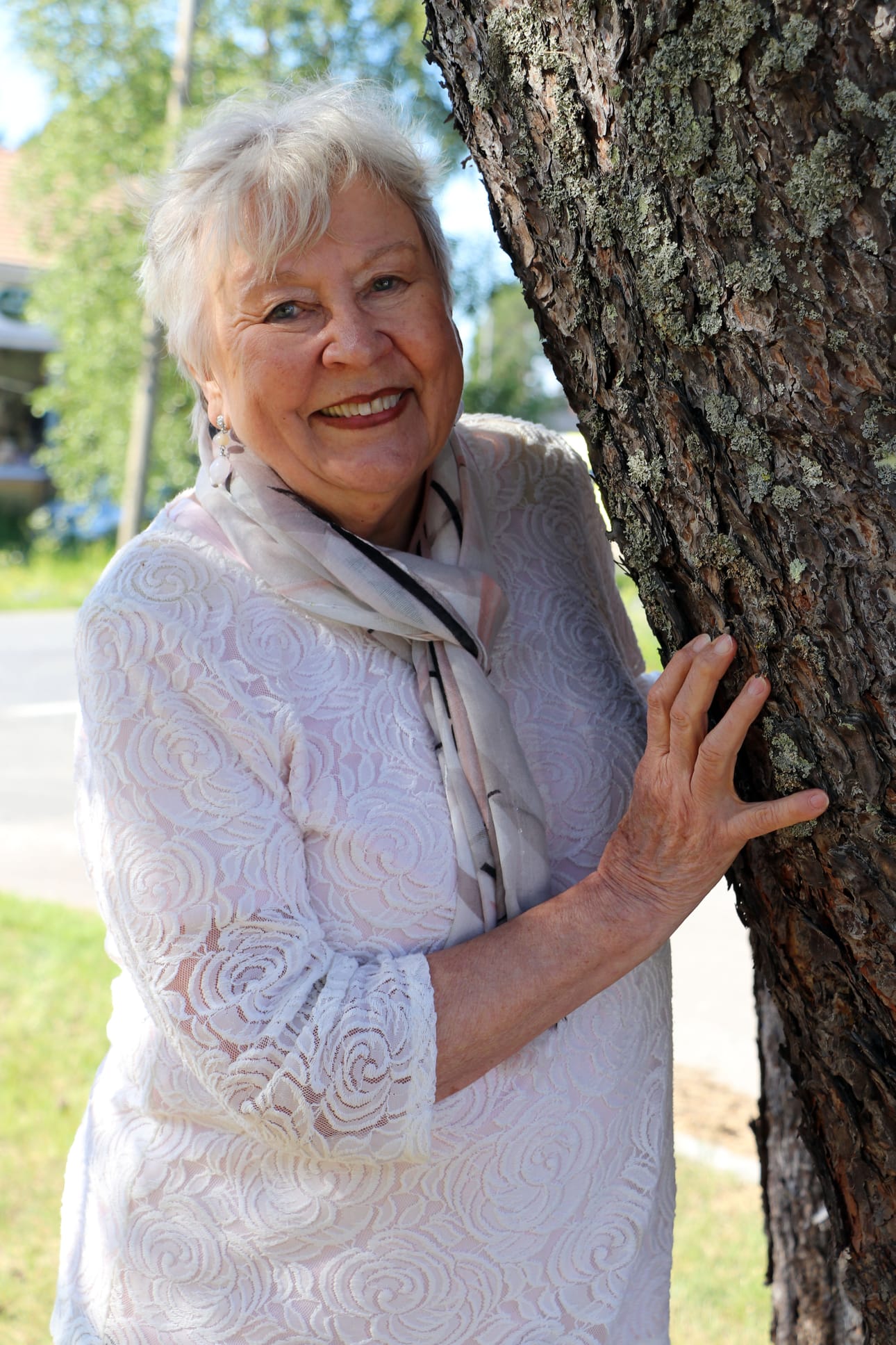 Elaine Jegi asui Hailuodon visiittinsä aikana Luotsihotellissa, eikä lakkaa ihastelemassa Marjaniemen kauneutta, vaikka itse asuukin palmujen huminassa Kaliforniassa.