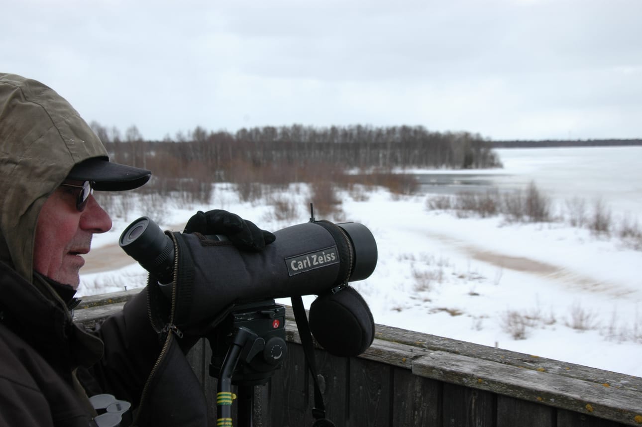 Reijo Vallioniemi tarkkailee Torankijärven sulan lintuja.