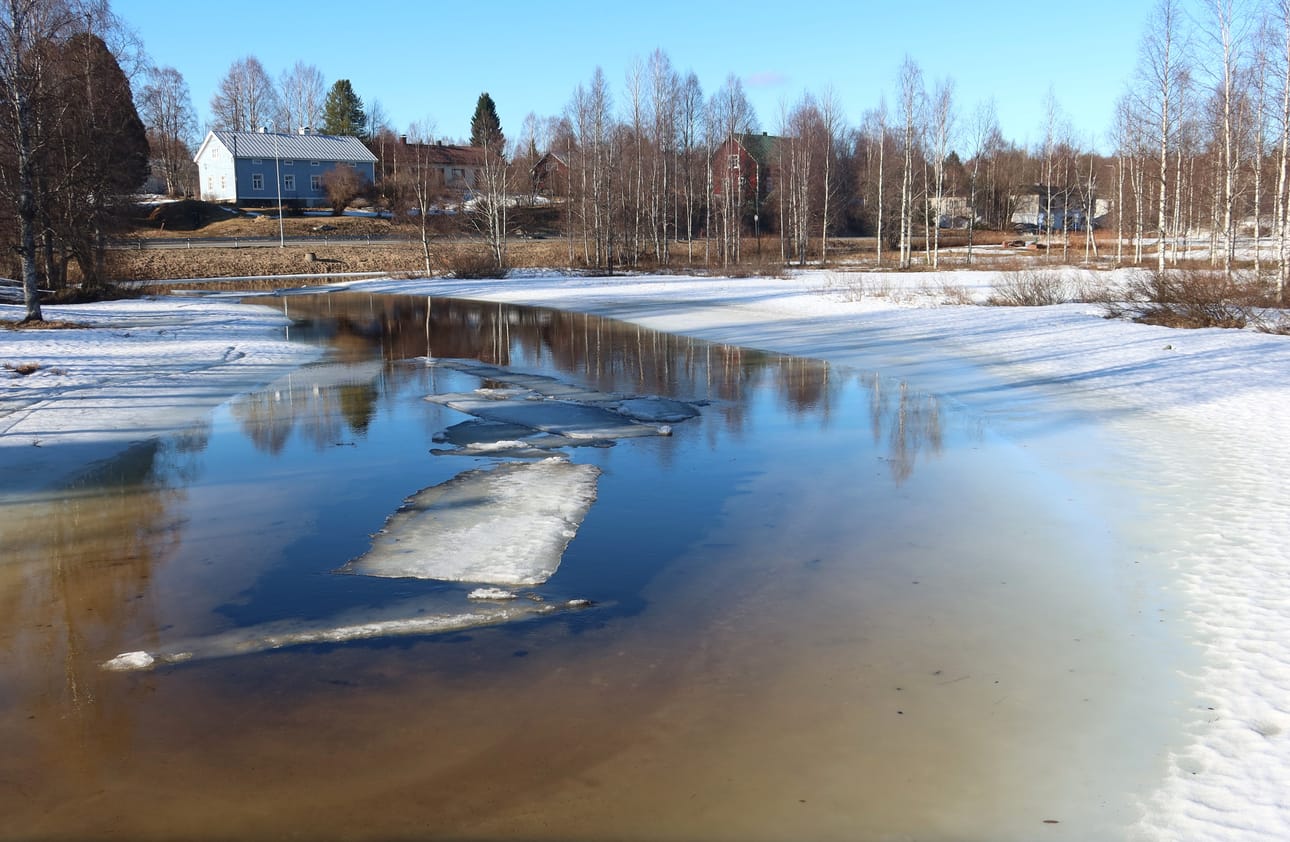 Jäät ovat lähdössä Koillismaan joista, ja maisemat muuttuvat päivä päivältä. Taivalkosken keskustassa Iijoki oli 15.4. jo lähes sula.