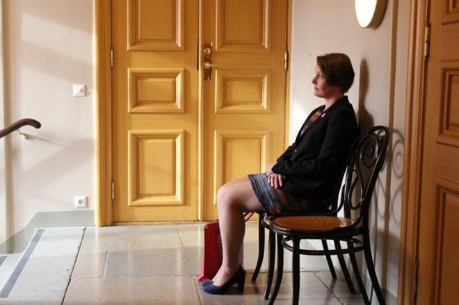 Valtuutettu (r.) ja kaupunginjohtajaehdokas Mila Segervall odotti päätöstä kaupunginjohtajan viran täyttämisestä valtuustosalin ulkopuolella tänään illalla. KUVA: MINNA ZILLIACUS
