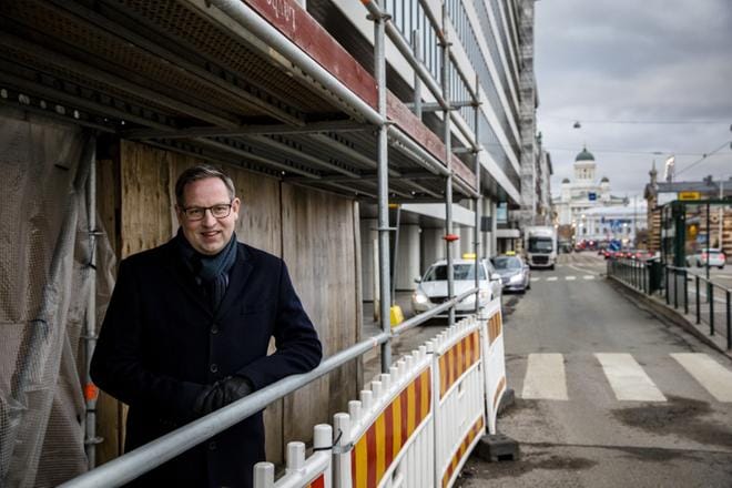 Rakennusteollisuuden tuore toimitusjohtaja Aleksi Randell saa tottua rakennustyömaahan myös omalla työpaikallaan, kun Eteläranta kymppiä myllerretään uuteen uskoon. KUVA: Joel Maisalmi