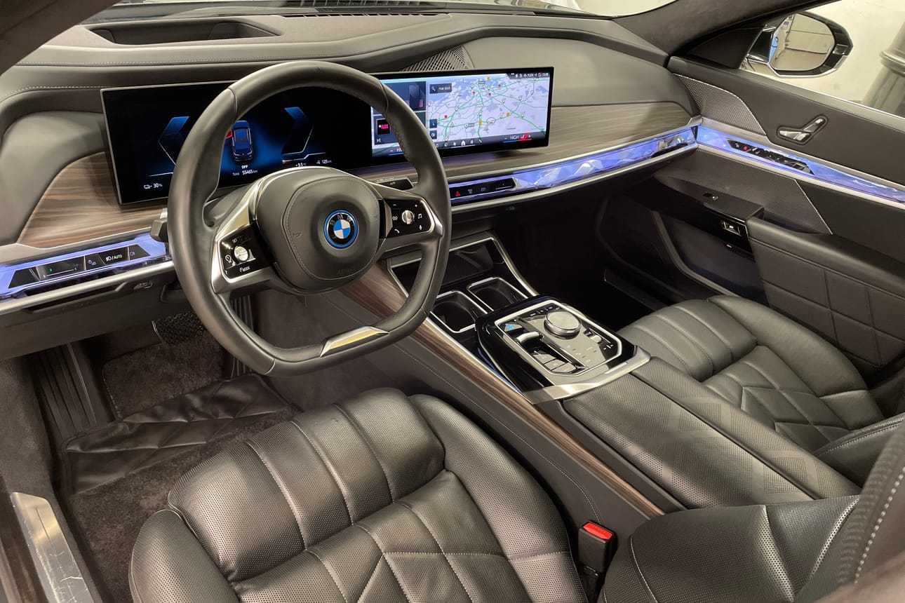 Tässä yksilössä on muun muassa Bowers & Wilkins Diamond Surround Sound System -äänentoistojärjestelmä, joka on maksanut uutena noin 6 000 euroa. Kuva: Hedin Automotive