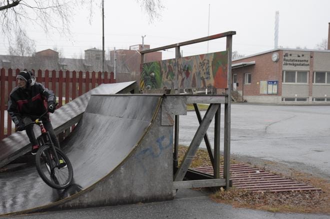 Tupakkamakasiinin skeittiramppi joutuu ensi vuonna antamaan tilaa rautatien alittavalle tunnelille. KUVA: TAPIO LEHTINEN