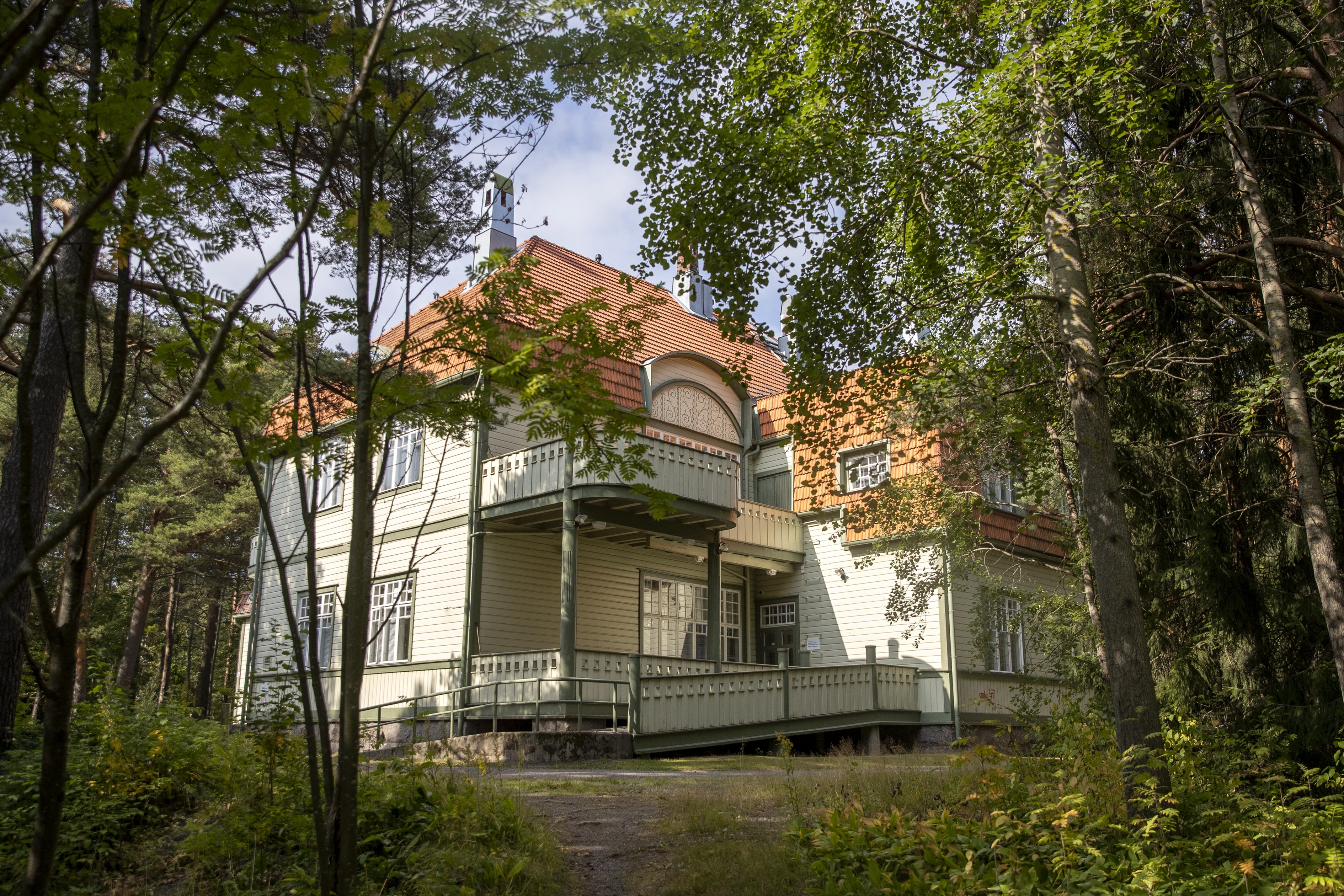 Hermola on V.J. Sucksdorffin vuonna 1907 suunnittelema ja vuonna 1909 valmistunut entinen hermosairaala. Ennen Mielenterveyskeskus Tuikea rakennuksessa oli Tuiran neuvola.