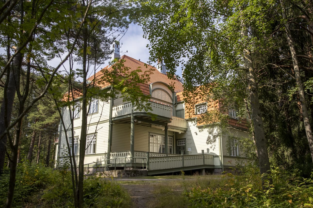 Hermola on V.J. Sucksdorffin vuonna 1907 suunnittelema ja vuonna 1909 valmistunut entinen hermosairaala. Ennen Mielenterveyskeskus Tuikea rakennuksessa oli Tuiran neuvola.