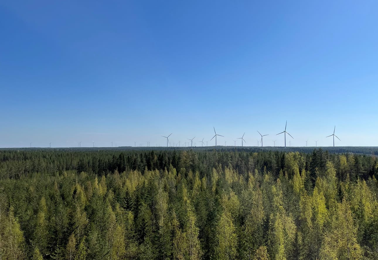 Soinin Korkeamaalle on nousemassa 17 tuulivoimalaa. Kuvassa voimaloita Jurvassa. Arkistokuva.