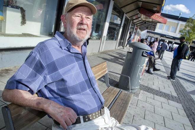 Bo van Aller on asunut Rinkebyssä 30 vuotta. Hänen mukaansa paikallisella torilla voi liikkua turvallisin mielin. KUVA: Mauri Ratilainen, Compic
