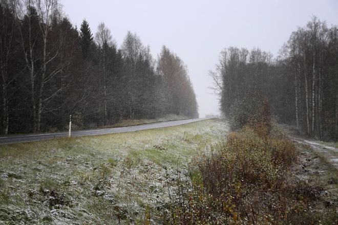 Onnettomuuspaikka oli tämän mäen päällä Itäkyläntiellä. Edellä oleva auto oli kääntymässä vasemmalla olevalle Jaakontuvantielle. Arkistokuva: Johanna Kataja