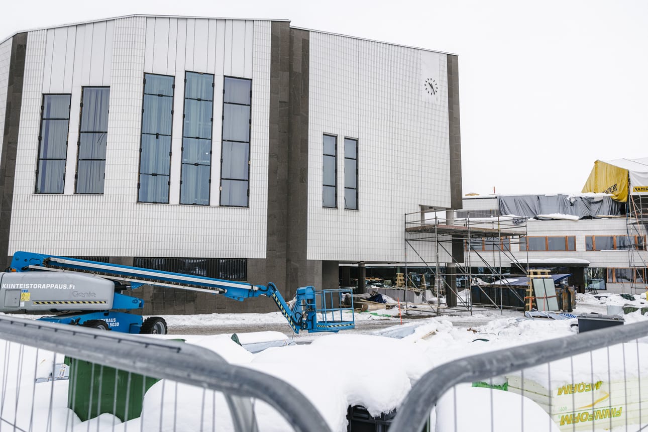 Rovaniemen kaupungintalo on ollut tyhjillään jo seitsemän vuotta. Peruskorjaus alkoi monen lykkäyksen jälkeen vuonna 2024. Talo on Alvar ja Elissa Aallon suunnittelema.