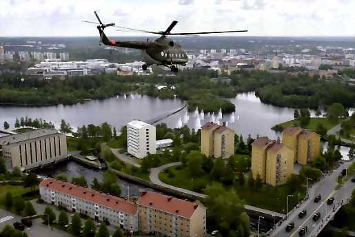 Jan-Erik Enestamin käyttämä helikopterimalli näyttäytyi Oulun taivaalla Puolustusvoimien lippujuhlapäivänä.