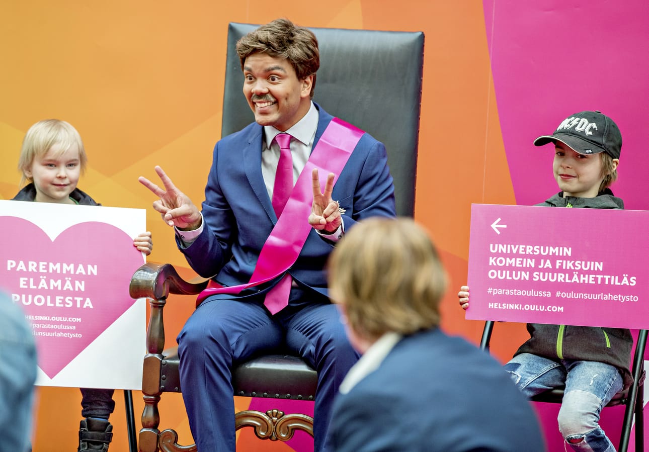 Oulusta koko Suomelle kertoneen Oulun suurlähettilään Ernest Lawsonin kausi päättyy. Työtä jatkamaan Oulun kaupunki etsii pienlähettiläitä.