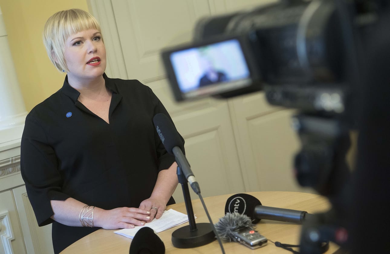 Kuvassa uusi Perhe- ja Peruspalveluministeri Annika Saarikko vannoon ministerivalan ja pitää infon. Juha Rehula luopui ministerin paikasta. COM.PIC / MAURI RATILAINEN