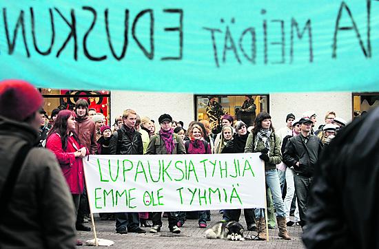 Opiskelijat osoittavat mieltään opintorahan korottamisen puolesta myös Oulussa.