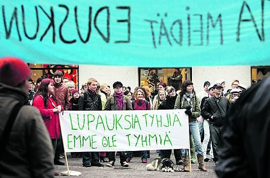 Opiskelijat osoittavat mieltään opintorahan korottamisen puolesta myös Oulussa.