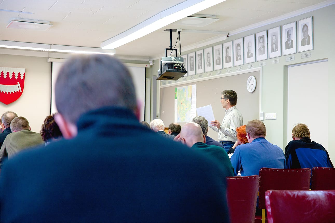 Valtuutettu Urpo Kortetjärvi (oik.) puolusti Inkeen koulua ja toimialajohtaja Pekka Turpeinen (edessä, vas.) kuunteli vuodatusta, johon monen valtuutetun oli helppo samaistua.