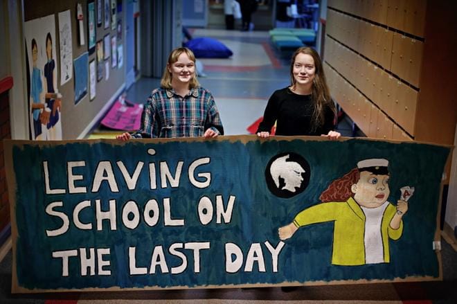Emma Vedenjuoksu ja Rosa Hietikko kertovat, että abit ovat käyttäneet kyltteihin useita tunteja aikaa. Ideat ovat kummunneet ajankohtaisista aiheista. Meemikuvista on haettu innoitusta, kuten kuvassa olevassa kyltissä. Myös kestoaihe, Ylioppilastutkintolautakunta, pääsee esille kierroksella kuorma-auton kyljessä. KUVA: KARI LÖFHJELM