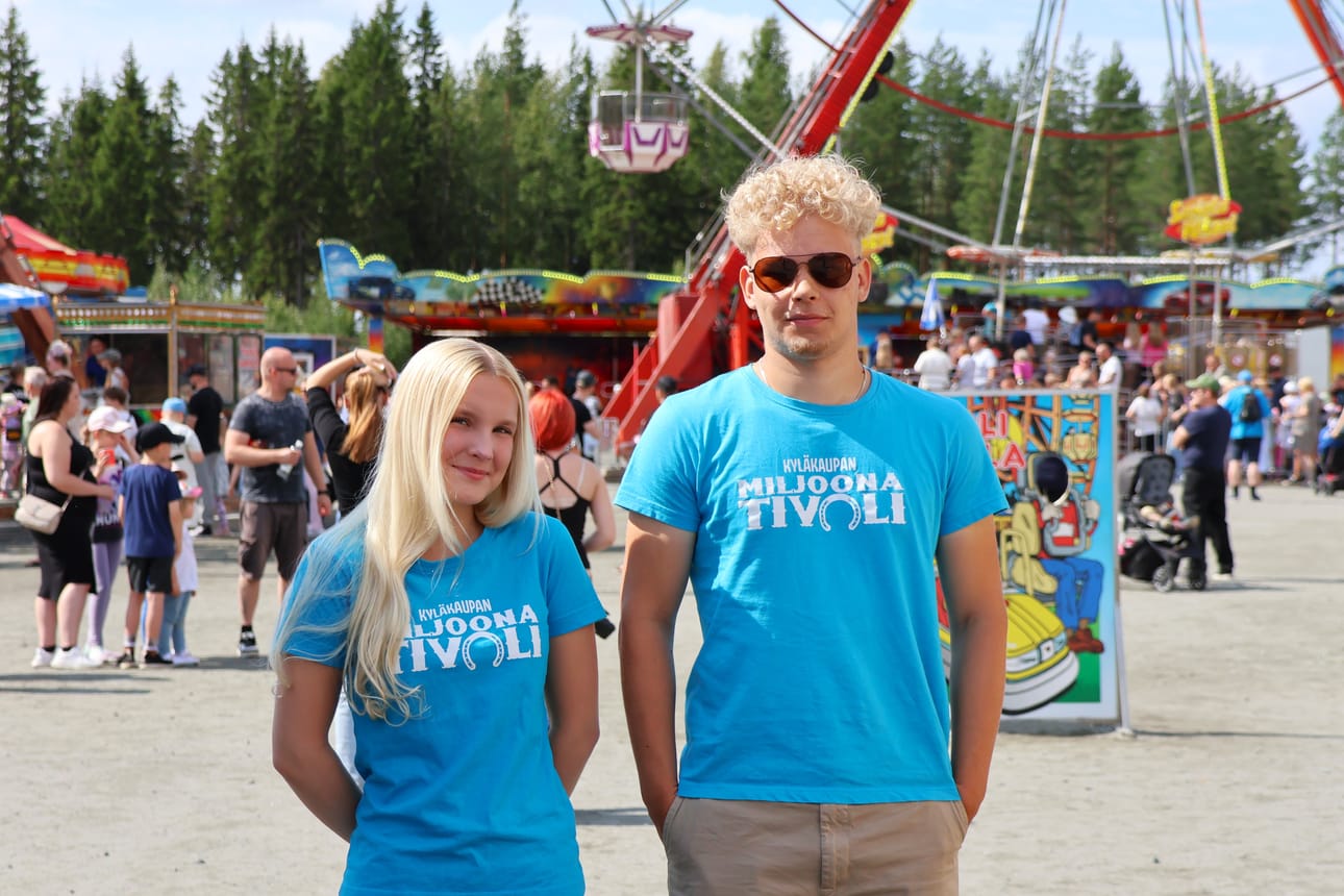 Alavutelaiset Pinja Sinkkinen ja Oskari Katajamäki työskentelevät Miljoona Tivolissa jo kolmatta kesää. Nuorten mukaan tuttu työympäristö ja mukavat työkaverit ovat saaneet heidät palaamaan hyvillä mielin.