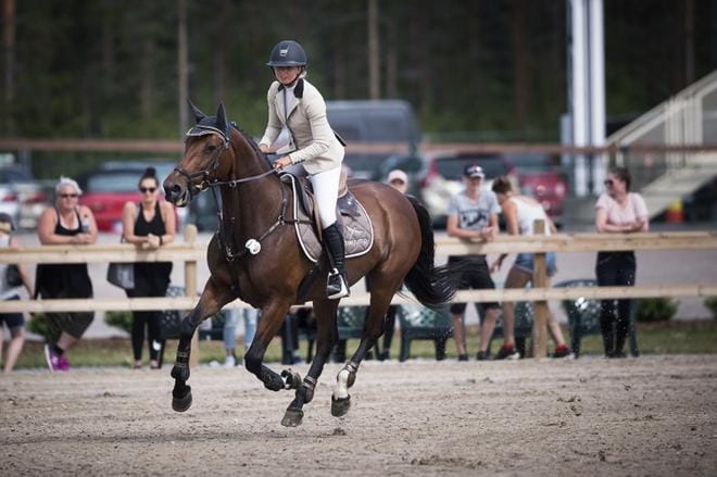 Miisa Pulkkanen ratsasti Dolandalla esteratsastuksen nuorten Suomen mestariksi. KUVA: JARNO PELLINEN