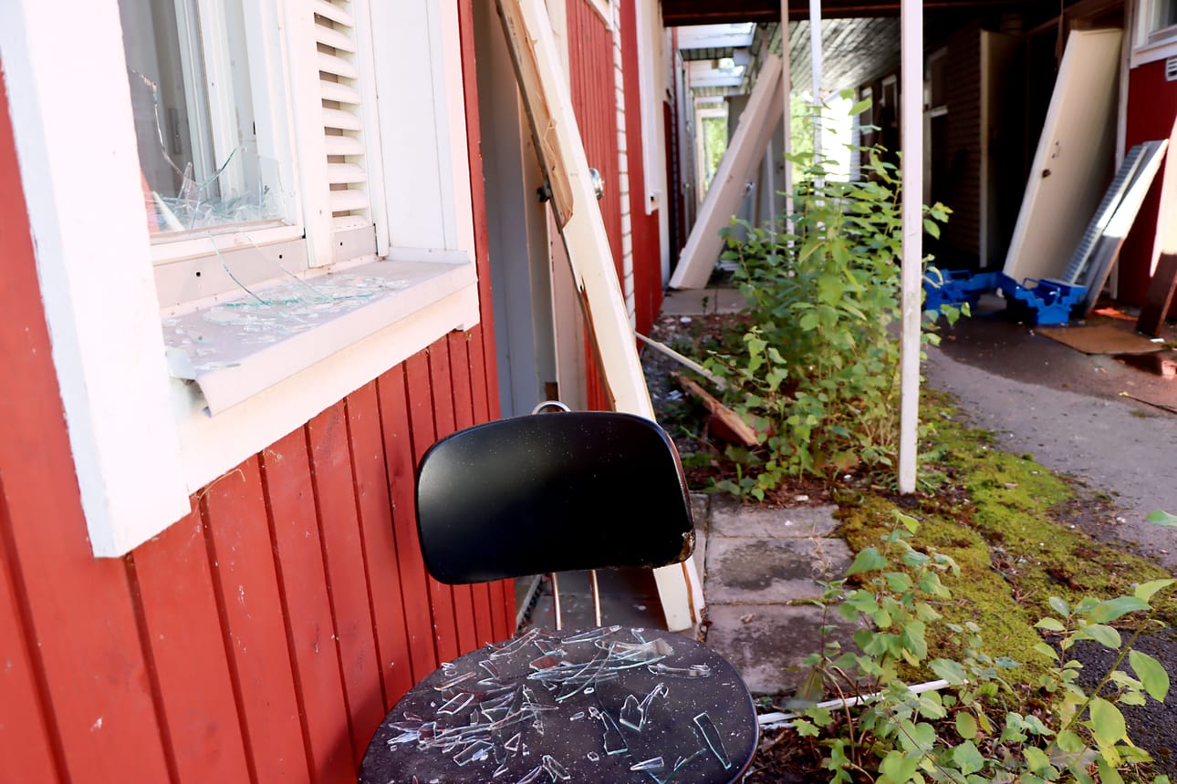 Turvakodintiellä sijaitsevat rivitalot ovat joutuneet vahingontekojen ja murtojen kohteiksi. Ikkunoita on rikottu. Ulko-ovia on murrettu ja nostettu pois saranoiltaan.