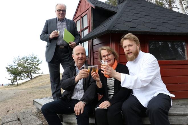 Ruokamessuinfon päätteeksi Keijo Kuja-Lipasti, Heikki Lindfors ja Riitta Alapiha nauttivat messukokki Sami Tallbergin (oik.) hotelli Kämpissä aikoinaan kehittämän Pohjolan Supercoctailin. Se sisälsi koivumahlaa, villimarjoja ja tujauksen tyrniöljyä.