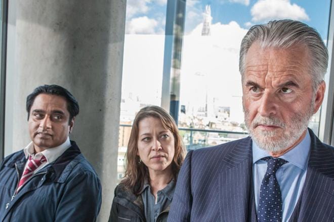 Komisario Sunil ’Sunny’ Khan (Sanjeev Bhaskar) ja rikosylikomisario Cassie Stuart (Nicola Walker) selvittävät mikä sitoo Sir Phillip Crossin (Trevor Eve) löytyneisiin luihin. KUVA: Yle Kuvapalvelu