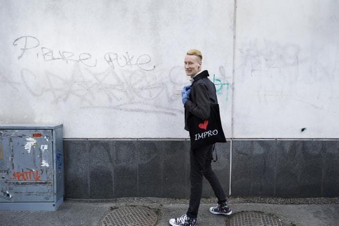 Jarno Muro on tehnyt teatteria lähes koko ikänsä. Kulissit ovat siviilissäkin olleet kunnossa, mutta taustalla on elämää hallinnut alkoholi. KUVAT: MINNA ANTILA