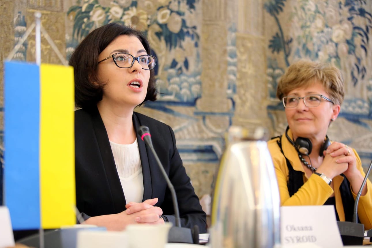 Oksana Syroyid (vas.) on ensimmäinen nainen, joka on toiminut Ukrainan parlamentin varapuhemiehenä (2014–2019).