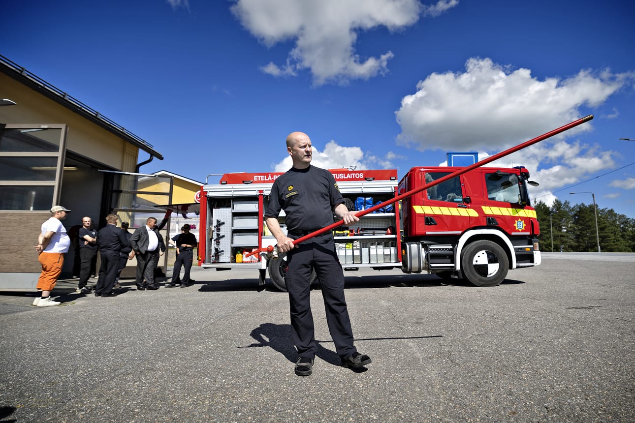 Keijo Kangastie esittelee uuden sammutusauton sammutussauvaa. Sauvan avulla voidaan aloittaa sammutustyöt, ja siten saadaan lisää aikaa seuraaville yksiköille ja sammuttajille.