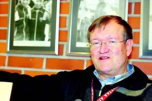 Mitalikantaa löytyy. SHL;n puheenjohtaja Seppo Rehusen takaa kurkistavat entiset hiihtotähdet.