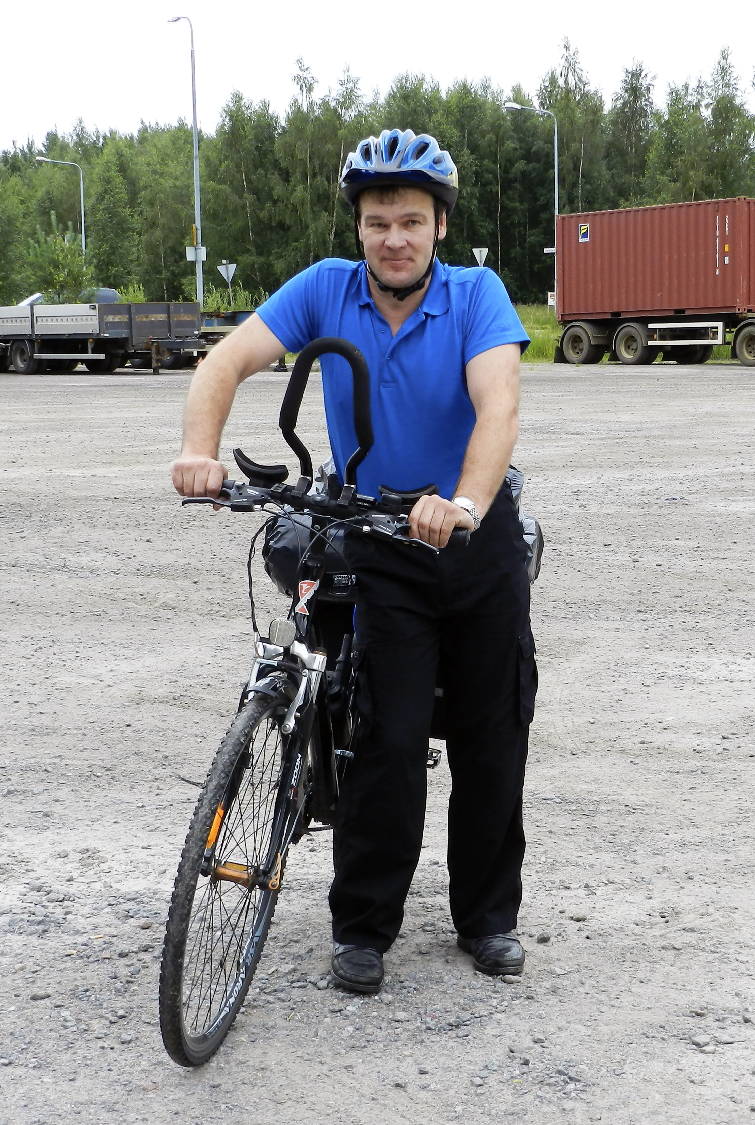 <p>Kesäisin Paavo Kotkavaara lähti pitkille pyöräretkille ja suunnitteli reitit kuvattavien kirkkojen mukaan. Mukana oli teltta yöpymistä varten.</p>