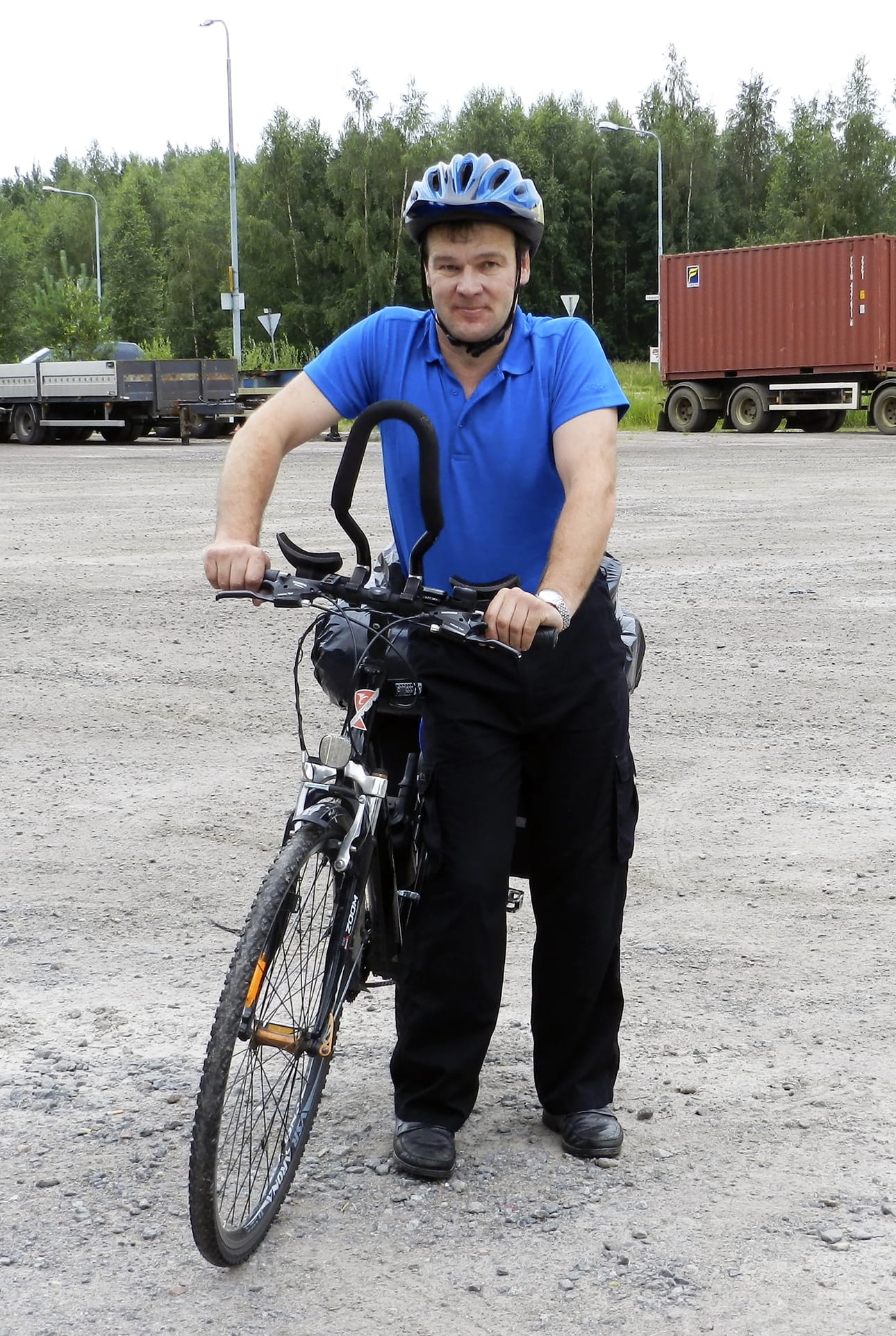 Kesäisin Paavo Kotkavaara lähti pitkille pyöräretkille ja suunnitteli reitit kuvattavien kirkkojen mukaan. Mukana oli teltta yöpymistä varten.