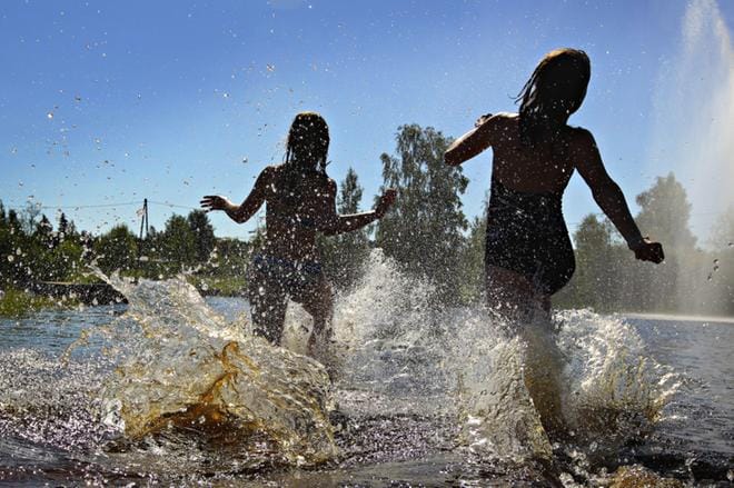 Lapset nauttivat viime kesän helteistä hiekkarannalla. KUVA: JUSSI ASU
