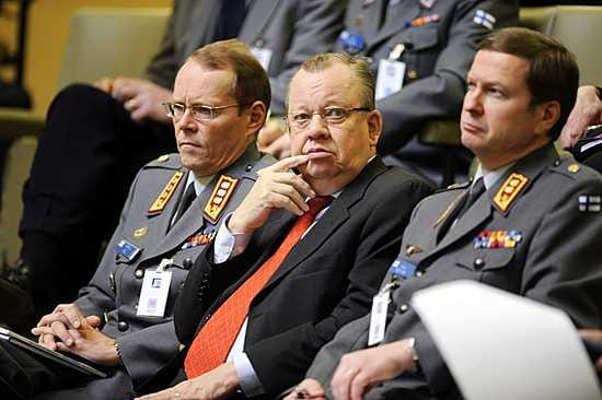 Alivaltiosihteeri Markus Lyyra (kesk.) ja kenraalit Markku Koli ja Mika Peltonen (oik.) seurasivat turvallisuus- ja puolustuspoliittisen selonteon lähetekeskustelua eduskunnassa.