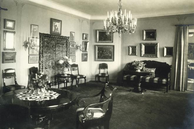 Tikanojien sali vuonna 1927. Juuri 1920-luvulla taidekokoelma karttui merkittävästi ja myös Frithjof Tikanojan liiketoimet menestyivät ja laajenivat. Hän lahjoitti vuonna 1951 taide- ja kirjakokoelman, antiikkiesineitä sekä talonsa Vaasan kaupungille. KUVA: TIKANOJAN TAIDEKODIN ARKISTO