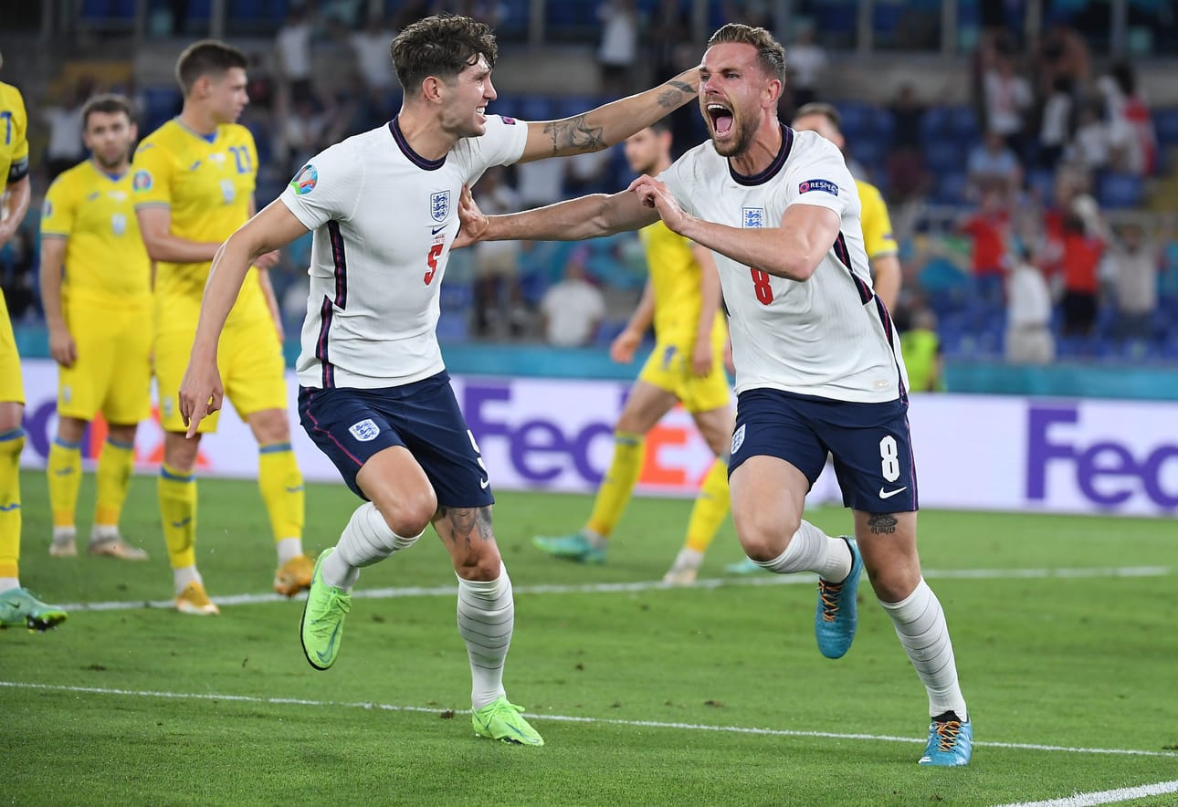 John Stones (vas.) ja Jordan Henderson juhlivat Hendersonin osumaa 4–0 päättyneessä Ukraina-puolivälierässä.
