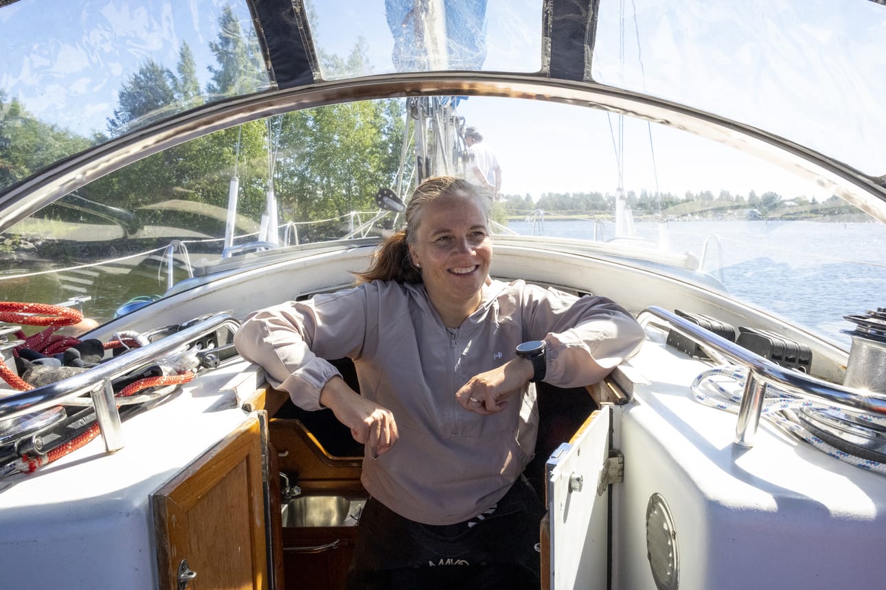 Kävimme Kristiina Kangastalo-Hodan kanssa Raahen edustalla testaamassa, miltä meressä uinti tuntuu. Tulevana perjantaina hän aloittaa puolen kilometrin pulahdusta paljon hurjemman suorituksen.