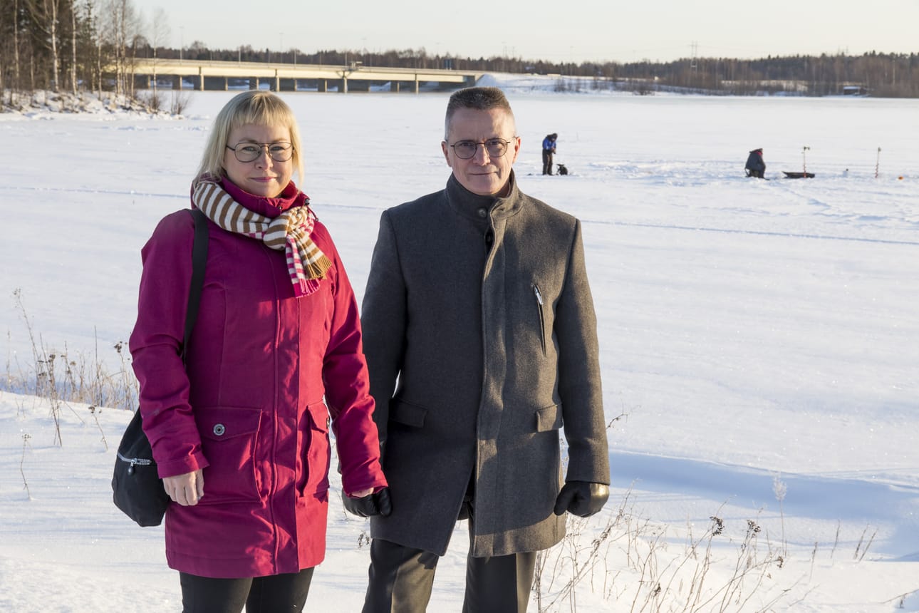 Kuvassa Keminmaan yrittäjien puheenjohtaja Auli Tasala ja Keminmaan kunnanjohtaja Mauri Posio.