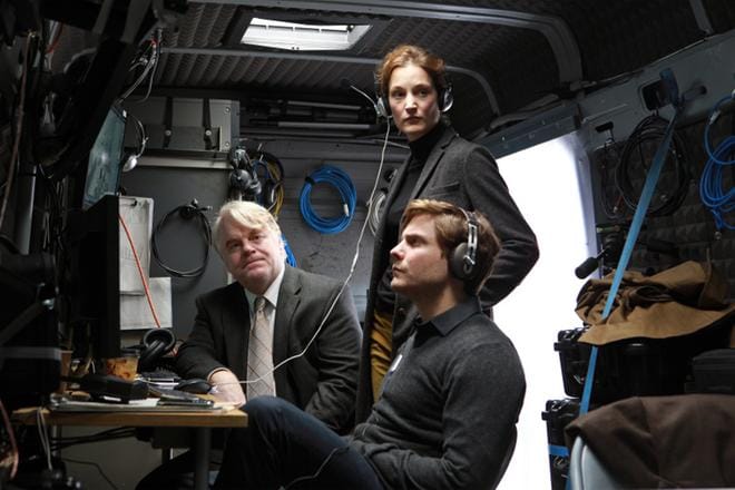 Saksan Hampuriin saapuva tshetsheeni herättää tiedustelupalvelujen mielenkiinnon. Mukana muun muassa Philip Seymour Hoffman (vas.), Vicky Krieps ja Daniel Brühl. KUVA: Yle Kuvapalvelu