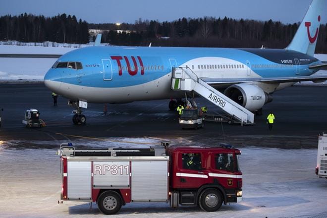 Vaasan lentokentällä varauduttiin viime viikolla vakavaan lentoliikenneonnettomuuteen. Lentokentälle takaisin palannutta TUIn Boeing-konetta oli vastassa pelastuslaitoksen yksiköt. KUVA: JARNO PELLINEN