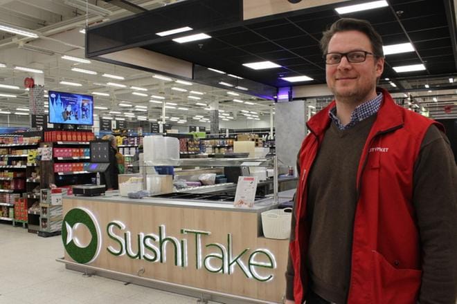 Vaasan Kivihaan K-Citymarketin kauppias Tom Hautakangas innostui yhteistyökumppanuudesta Sushi Take -ketjun kanssa. KUVA: JOHANNA JURKKA