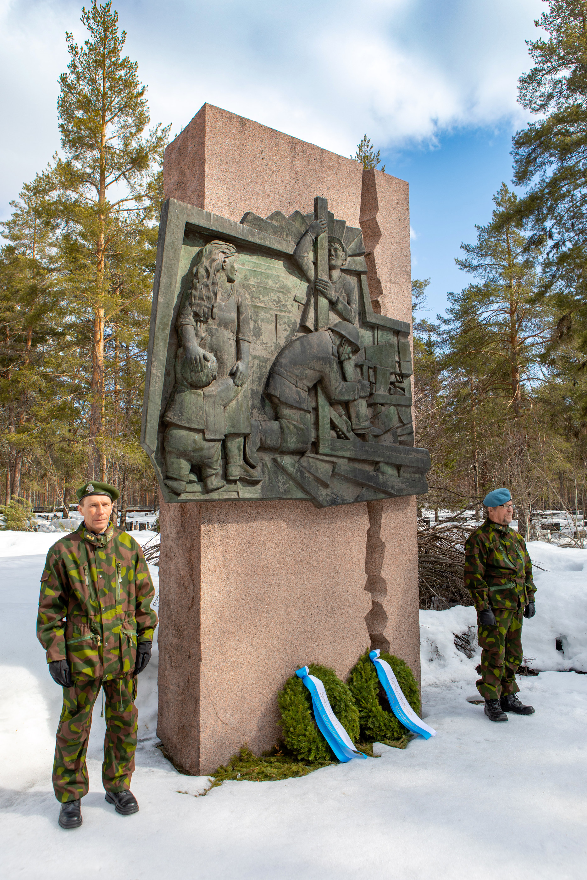 Kansallista veteraanipäivää vietettiin maanantaina. Koronarajoitusten takia yleisöjuhlallisuuksia ei pidetty, mutta seppelpartio jalkautui Pudasjärven sankarihautausmaalle. Kaupungin ja seurakunnan sekä veteraanijärjestöjen edustajat laskivat seppleet sankarimuistomerkille. Kunniavartiossa maanpuolustusjärjestöjen edustajat.