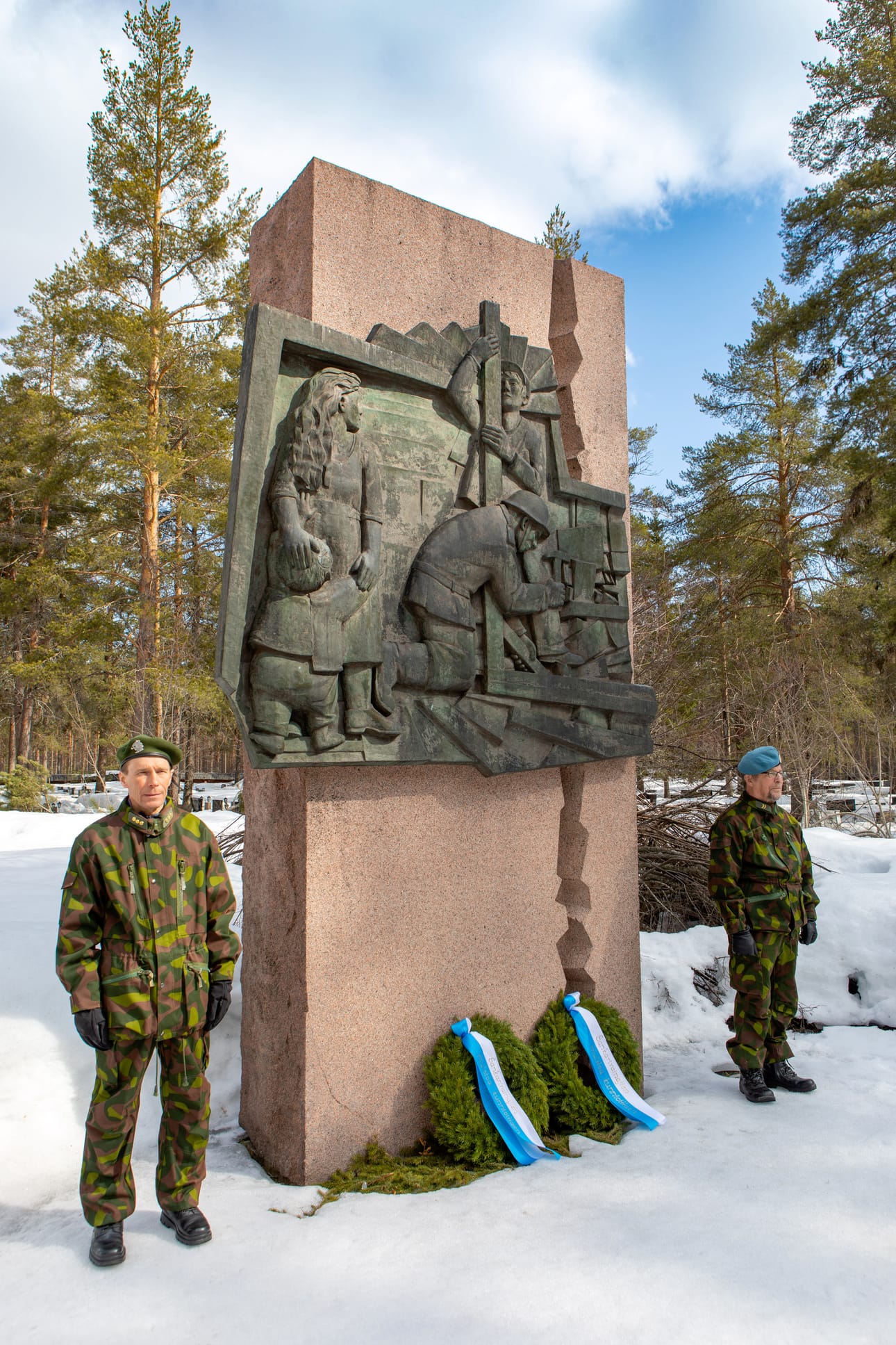 Kansallista veteraanipäivää vietettiin maanantaina. Koronarajoitusten takia yleisöjuhlallisuuksia ei pidetty, mutta seppelpartio jalkautui Pudasjärven sankarihautausmaalle. Kaupungin ja seurakunnan sekä veteraanijärjestöjen edustajat laskivat seppleet sankarimuistomerkille. Kunniavartiossa maanpuolustusjärjestöjen edustajat.
