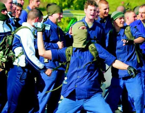 Vakauden vartijat. Nato-johtoiset rauhanturvaajat harjoittelivat viime viikolla mellakan torjuntaa lähellä Kosovon pääkaupunkia Pristinaa.